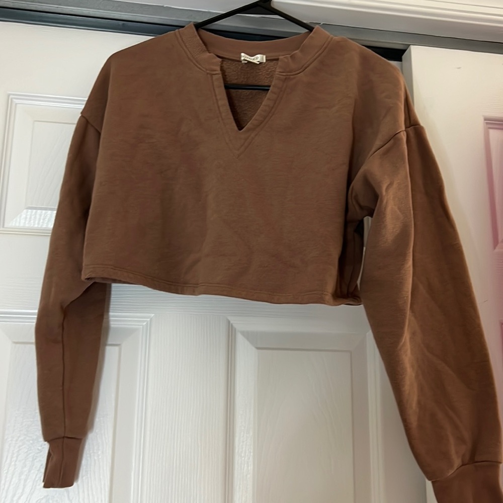 Small cropped crew neck. Pink/brown color very soft